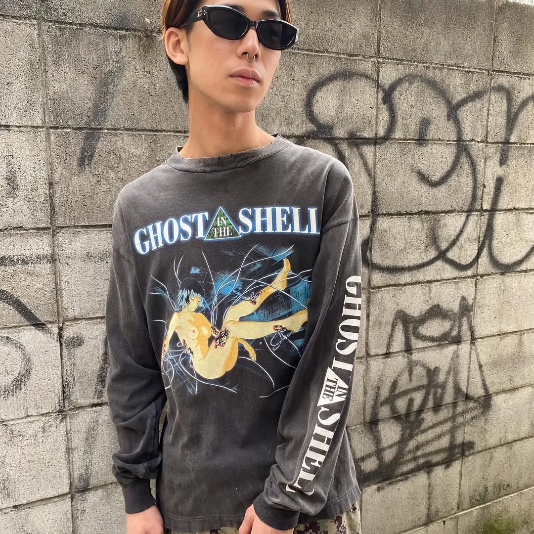 SAINT Mxxxxxx × GHOST IN THE SHELL Ghost in the Shell GS_LS TEE/GITS/BLK Big IP Ghost in the Shell co-branded model Sleeping Motoko Kusanagi Retro distressed long sleeves Washed black S-XL Ready-to-wear Assute dyeing Full-body spray fade/replacement fade Correct accessories Joint LOGO wash mark/main mark/cherub mark Super complex printing replica The drawing/pattern making cycle is very long and the hand graffiti is dirty.